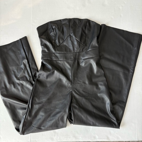 NWT BANANA REBUPLIC Vegan Leather wide leg Jumpsuit Size 4 Black strapless - Picture 5 of 16